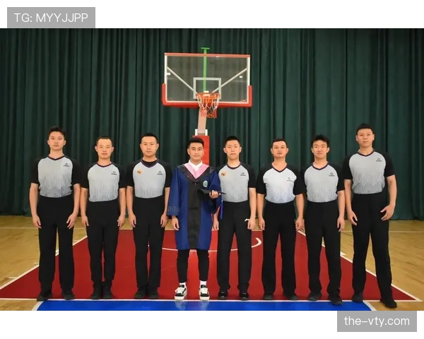 篮球裁判告诉你：翻腕违例在实战中到底怎么判？
